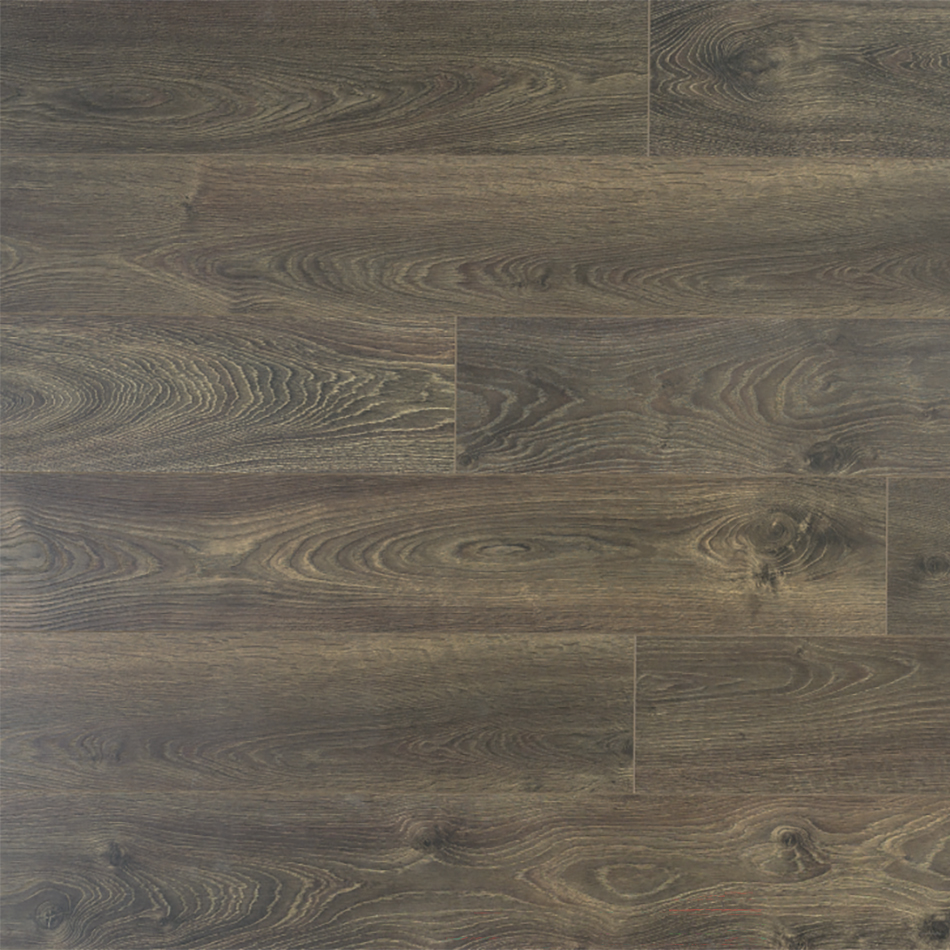 Laminado Leysin Oak, com um tom castanho escuro, acabamento mate e réguas médias.