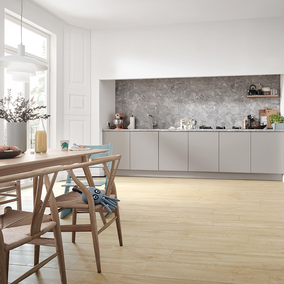 Imagem ambiente do laminado Balanced, bege, acabamento mate e réguas mais largas.