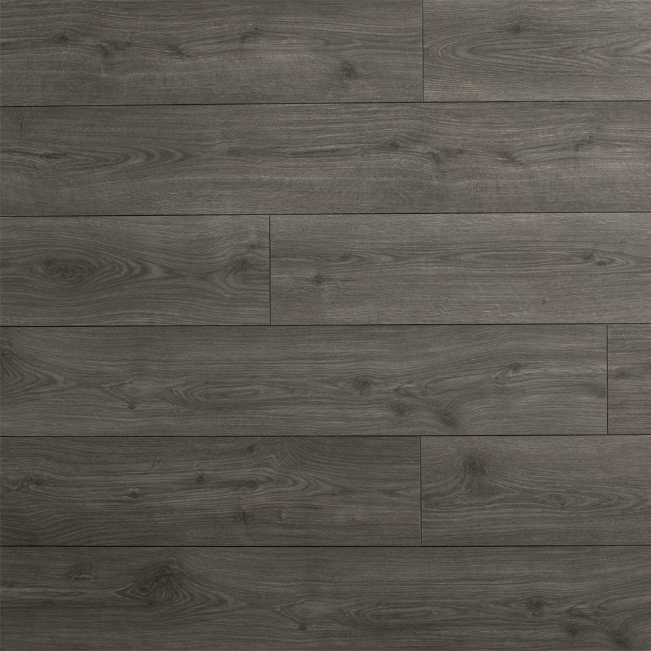 Laminado Natural Oak Coal, preto, acabamento mate e réguas standard.