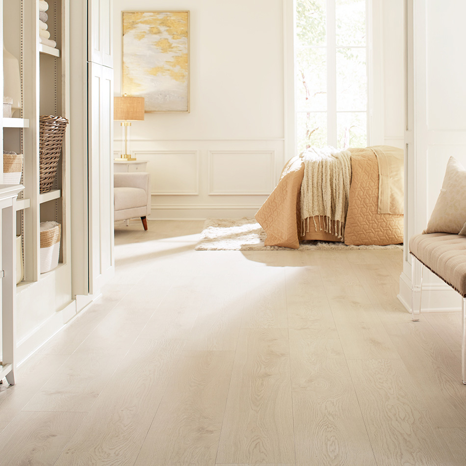 Imagem ambiente do laminado Bright, branco, acabamento mate e réguas mais largas.