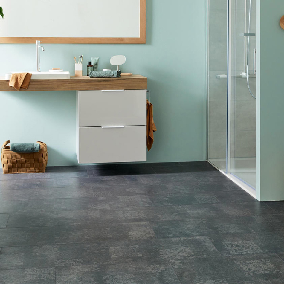 Vinílico Valencia Anthracite, cinza escuro com padrões claros, disponível em sistema de clique.