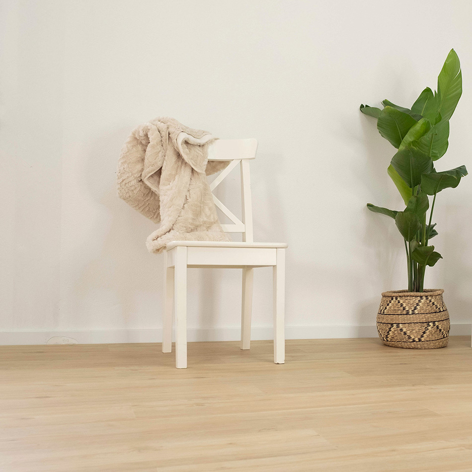 Imagem ambiente do vinílico Blossom Summer Oak, bege, disponível com sistema de clique ou para colar.