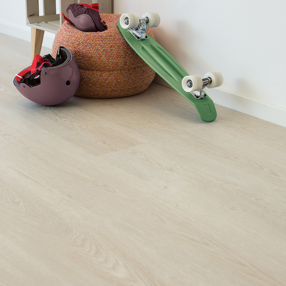 Imagem ambiente do vinílico Pearl Mountain Oak, bege claro, disponível com sistema de clique.