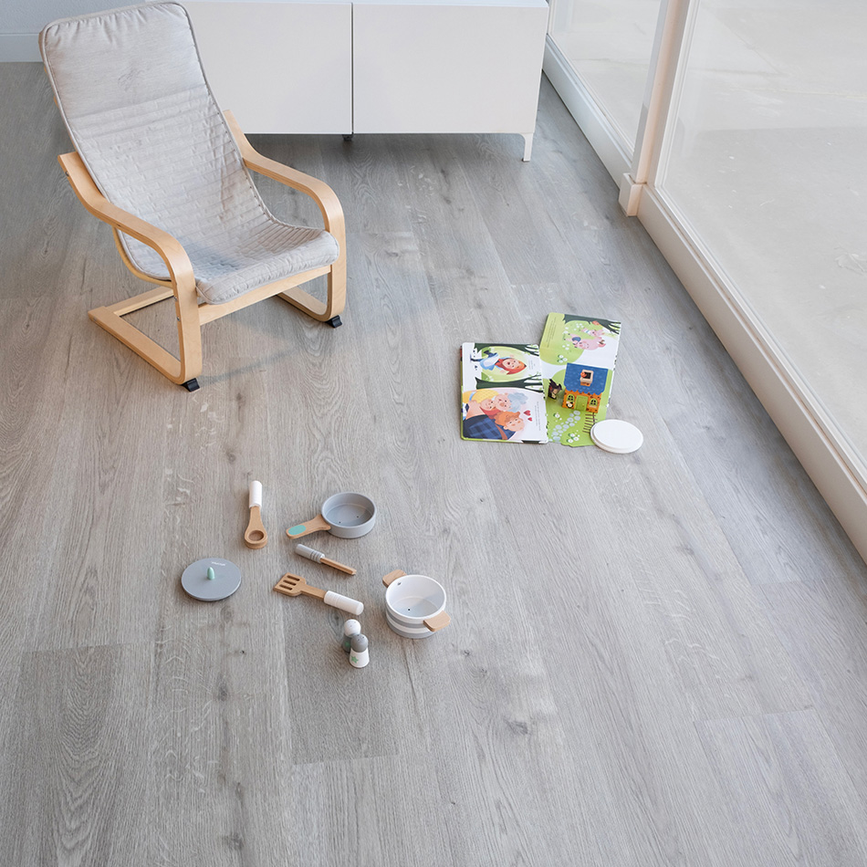 Imagem ambiente do vinílico Thunder Mountain Oak, cinza, disponível com sistema de clique.