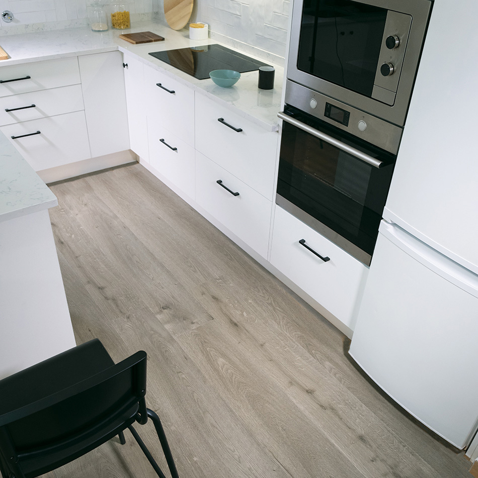 Imagem ambiente do vinílico Shadow Mountain Oak, cinza, disponível com sistema de clique.