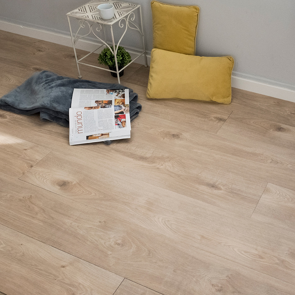 Imagem ambiente do vinílico Gold Summer Oak, bege, disponível com sistema de clique.