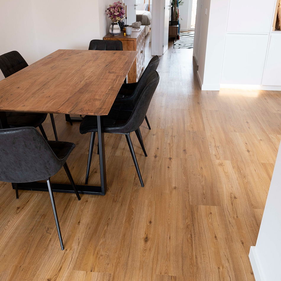 Imagem ambiente do vinílico Honey Summer Oak, castanho, disponível com sistema de clique ou para colar.