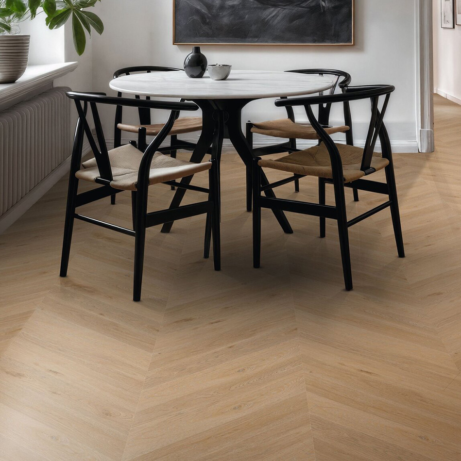 Imagem ambiente do vinílico em chevron Aquinoah Blond, bege, disponível para colar.