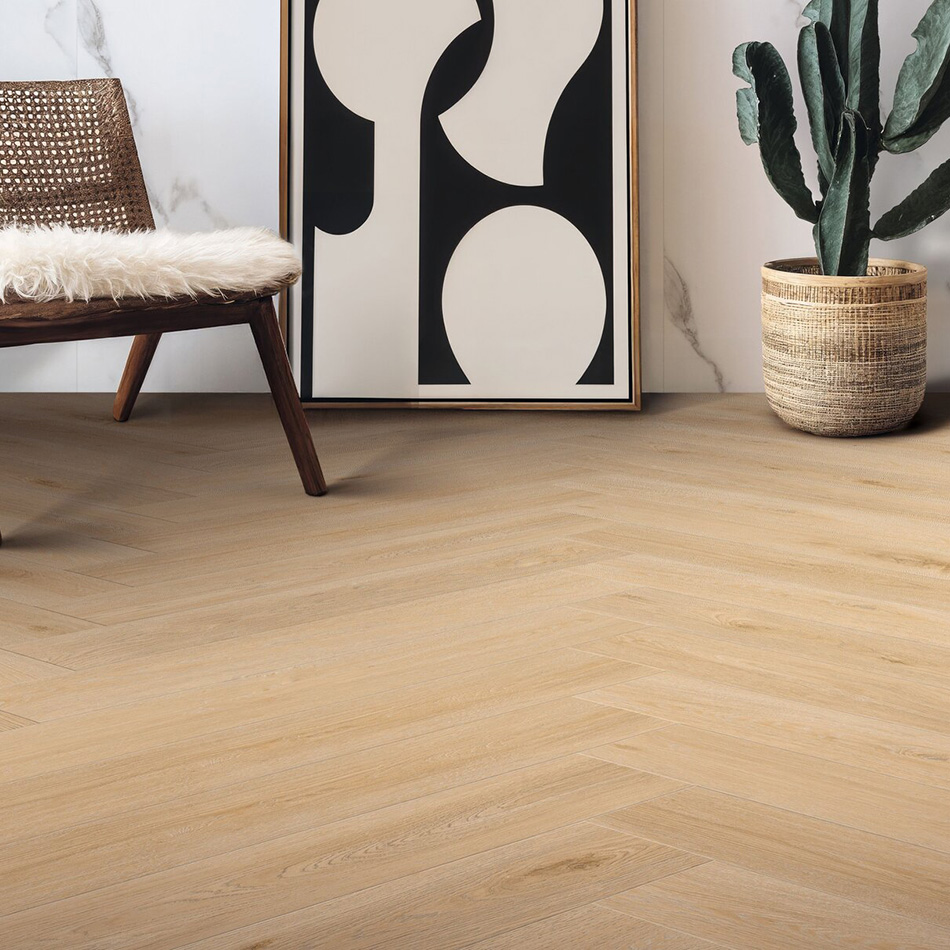 Imagem ambiente do vinílico em espinha Aquinoah Blond, bege, disponível para colar.