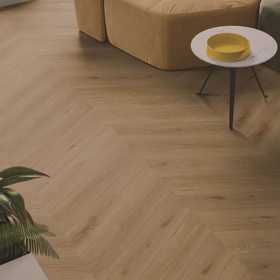 Imagem ambiente do vinílico em chevron Aquinoah Honey, castanho mel, disponível para colar.