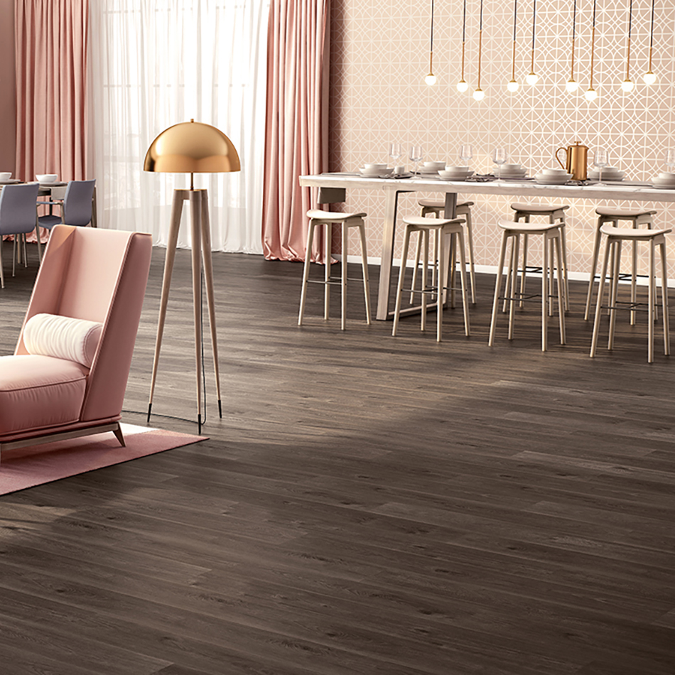 Imagem ambiente do laminado Roble Arles Oscuro, castanho escuro, acabamento mate e réguas standard.