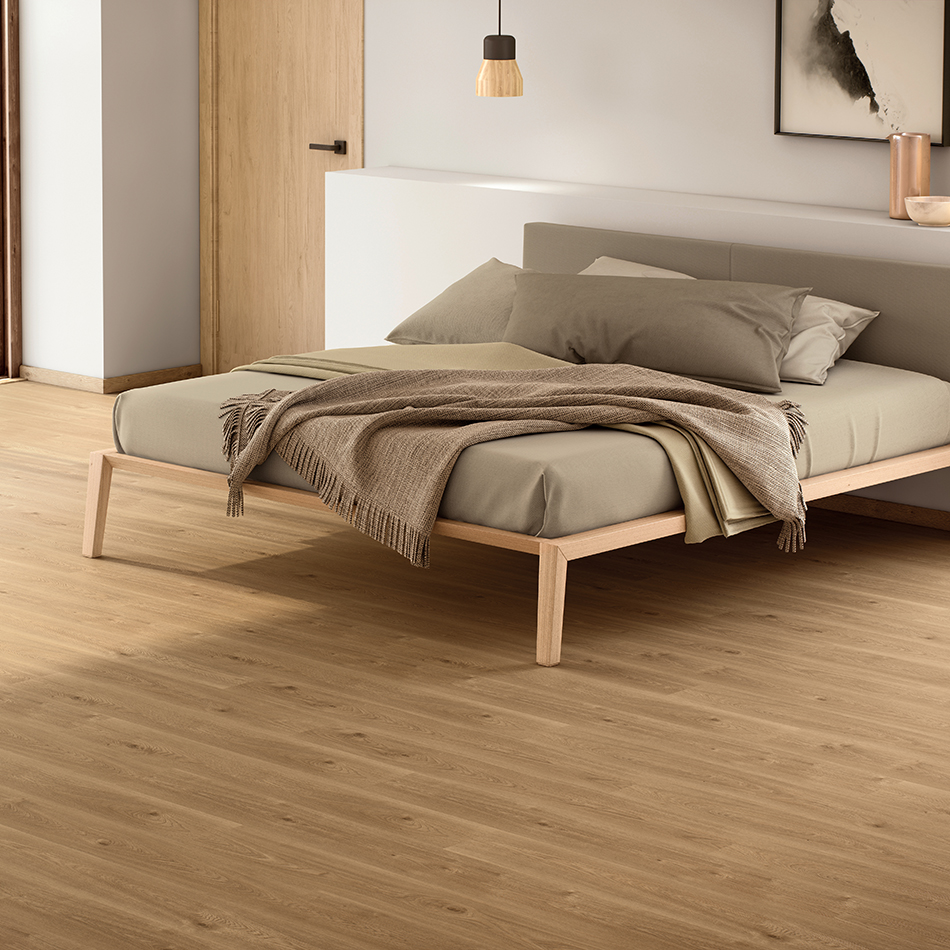 Imagem ambiente do laminado Roble Arles Natural, castanho, acabamento mate e réguas standard.