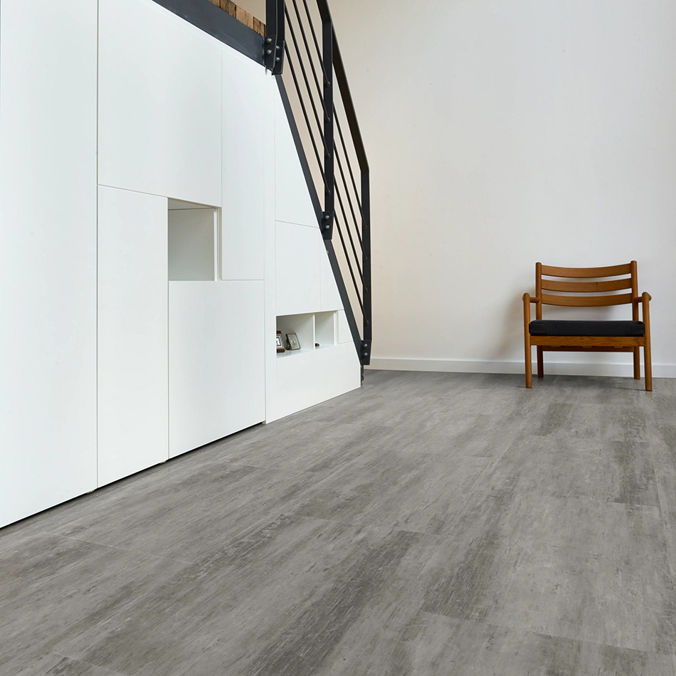 Imagem ambiente do vinílico Weathered Concrete 03, cinza, disponível com sistema de clique.