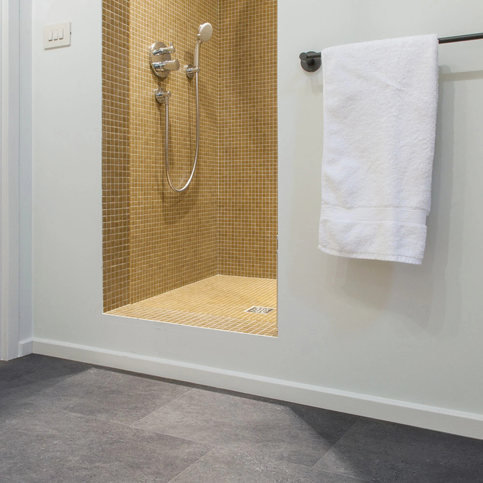Imagem ambiente do vinílico Aquila 50, cinza com nuances, disponível com sistema de clique.