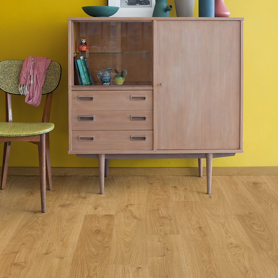 Imagem ambiente do laminado Carvalho Natural Escovado, com uma cor castanho mel, acabamento mate e réguas estreitas.