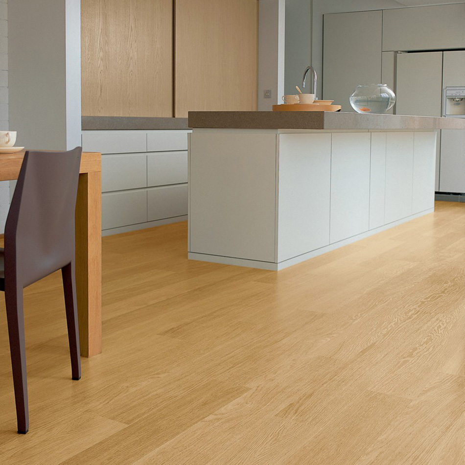 Laminado Carvalho Natural Envernizado, com uma cor castanho mel, acabamento mate e réguas estreitas.